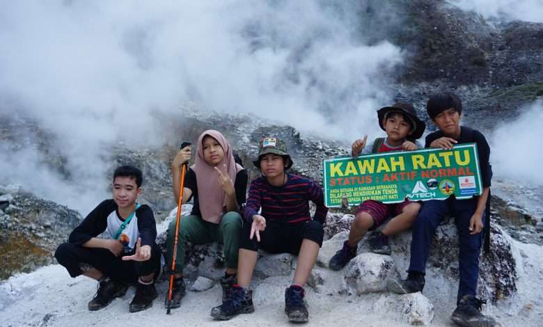 Trekking Ke Kawah Ratu